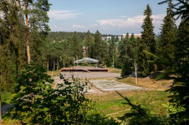 Sortavala, Rusya - 11 Temmuz 2021: Rusya 'nın Karelia Cumhuriyeti' nin Sortavala kentindeki bir şehir parkında Şarkı Festivali Sahası