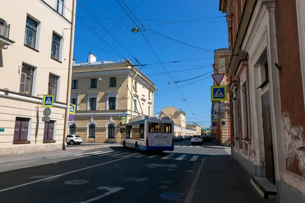 Sankt Petersburg Ryssland Juli 2021 Trolleybus Svänger Gatan Sankt Petersburg — Stockfoto