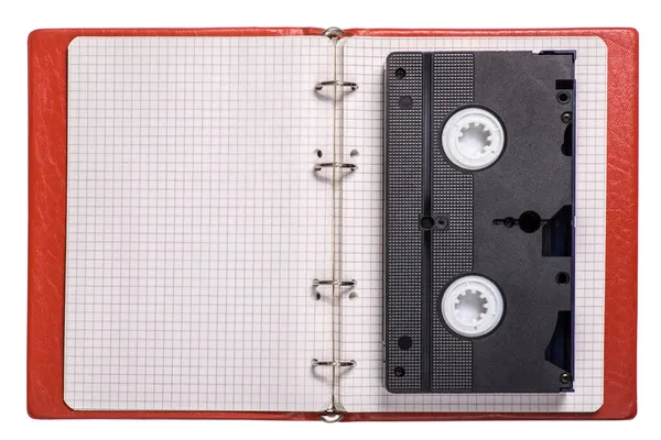 Starý Videokazeta Otevřeném Kostkovaném Notebooku — Stock fotografie