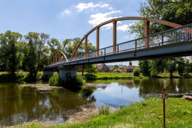 Ruskeala, Rusya - 10 Temmuz 2021: Rusya 'daki Karelia Cumhuriyeti' ndeki Tohmajoki nehrinde Ruskeala şelaleleri