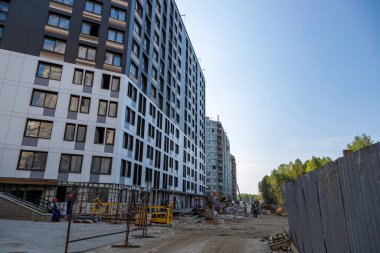 Ruskeala, Rusya - 10 Temmuz 2021: Rusya 'daki Karelia Cumhuriyeti' ndeki Tohmajoki nehrinde Ruskeala şelaleleri