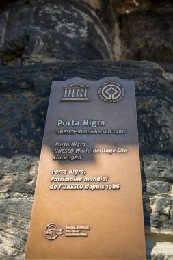 Trier, Almanya - 06 Temmuz 2018: UNESCO Anıt Plaketi Trier 'deki Porta Nigra' nın antik kapısında