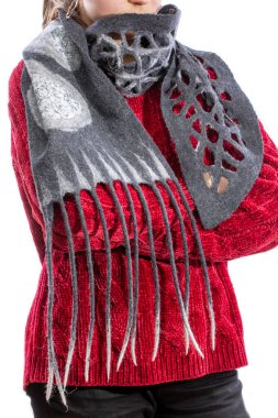 Kırmızı kazaklı kızın üstünde keçeli yün atkı