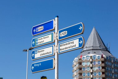 Rotterdam, Hollanda - 3 Temmuz 2018: Rotterdam Caddesi üzerindeki yol tabelası