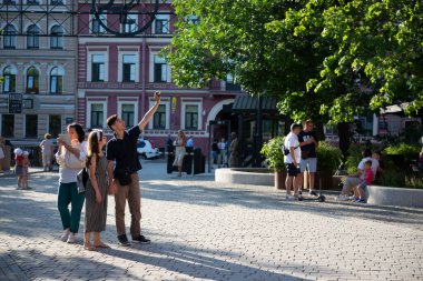 St. Petersburg, Rusya - 12 Temmuz 2021: St. Petersburg 'u ziyaret eden insanlar