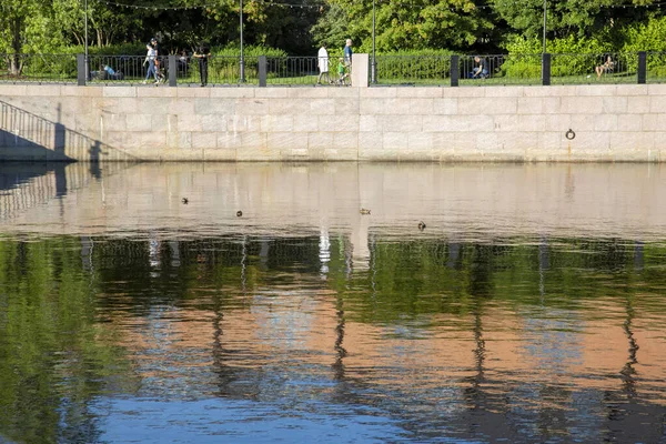 2021年7月12日 俄罗斯圣彼得堡 圣彼得堡 新荷兰 城市公园内的池塘 — 图库照片