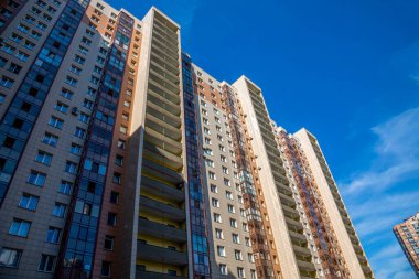 St. Petersburg, Rusya - 13 Temmuz 2021: St. Petersburg 'un Primorsky ilçesindeki çok katlı bir binanın parçası