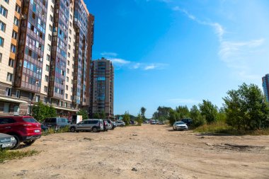 St. Petersburg, Rusya - 13 Temmuz 2021: St. Petersburg 'da yeni bir yerleşim bölgesinde spontane otopark