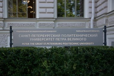 St. Petersburg, Rusya - 13 Temmuz 2021: Bilgi standı Rusça ve İngilizce 