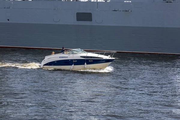 Szentpétervár Oroszország 2021 Július Egy Sétahajó Vitorlázik Egy Hadihajó Mellett — Stock Fotó