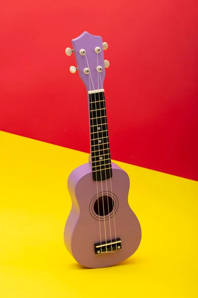 Čtyřstrunná Ukulele Kytara Červeném Žlutém Pozadí — Stock fotografie