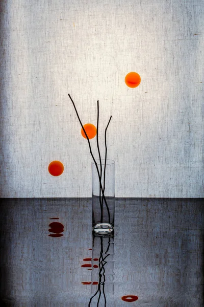 还有三个橙色球 一个杯子和筷子 过着平静的生活 — 图库照片