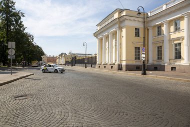 St. Petersburg, Rusya - 14 Temmuz 2021: St. Petersburg 'daki Rus Etnoğrafya Müzesi' nin önündeki Inzhenernaya Caddesi manzarası