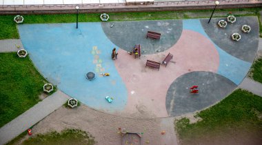 St. Petersburg, Rusya - 15 Temmuz 2021: St. Petersburg 'da bir evin bahçesindeki çocuk parkının en üst görüntüsü