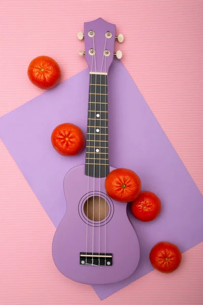 Guitarra Ukelele Cuatro Cuerdas Con Mandarinas Sobre Fondo Color Vista — Foto de Stock