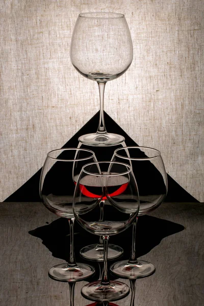 Geometriskt Stilleben Pyramid Med Ett Glas Rött Vin — Stockfoto