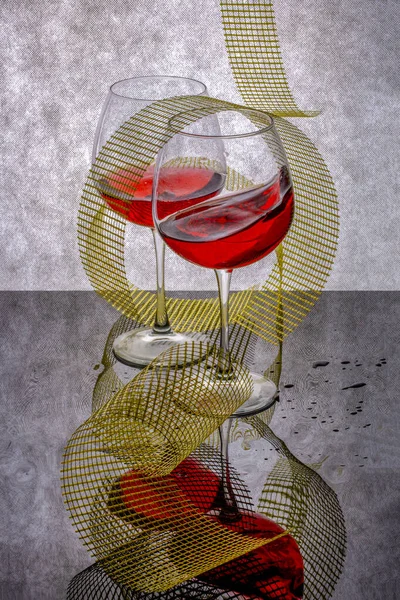 Stilleben Med Stänkt Vin Glas Och Geometriska Former Reflekterande Yta — Stockfoto