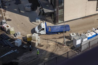 St. Petersburg, Rusya - 15 Temmuz 2021: St. Petersburg 'un Primorsky ilçesinde yeni bir okulun inşasının en üst görüntüsü