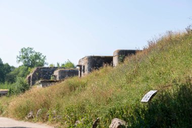 Finlandiya Körfezi 'ndeki Kotlin Adası' ndaki 19. yüzyıl kıyı kalesinin silah pozisyonu