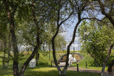 St. Petersburg, Rusya - 16 Temmuz 2021: St. Petersburg, Kronstadt 'taki Kale Adası parkındaki Rus filosunun kahramanlarının sokağı