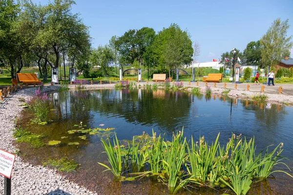 Saint Petersburg, Rusya - 16 Temmuz 2021: Kronstadt, Saint Petersburg 'daki Park Kaleleri' nin arazisindeki gölet