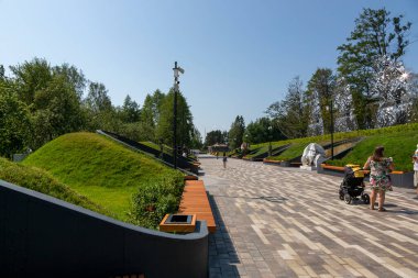 St. Petersburg, Rusya - 16 Temmuz 2021: St. Petersburg, Kronstadt 'taki Kale Adası parkındaki Rus filosunun kahramanlarının sokağı