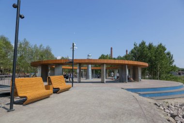 St. Petersburg, Rusya - 16 Temmuz 2021: Kronstadt, St. Petersburg 'daki Kaleler Adası topraklarında panoramik salıncak ve Hafıza Feneri