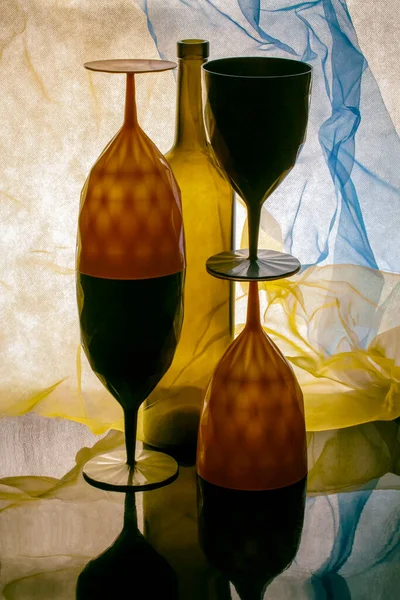 Still Life Bottle Glasses Colored Background — Stock Photo, Image