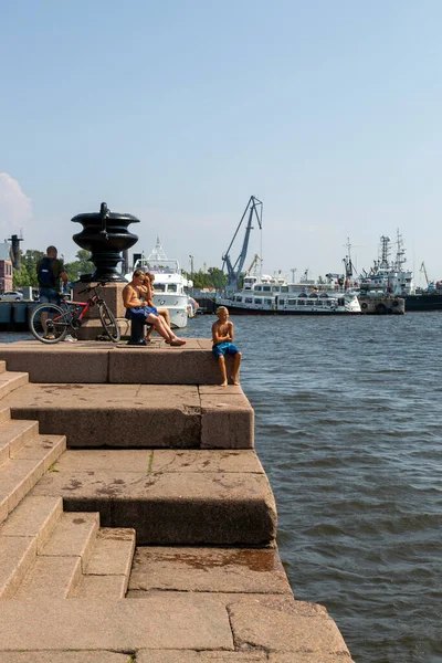 2021年7月16日 俄罗斯圣彼得堡 孩子们在芬兰湾沿岸Kronstadt的Petrovskaya码头洗澡 — 图库照片