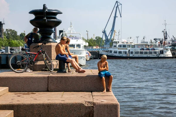 2021年7月16日 俄罗斯圣彼得堡 孩子们在芬兰湾沿岸Kranstadt的Petrovskaya码头洗澡 — 图库照片