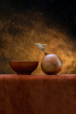 Büyük bir soğan ve tabakla durgun bir hayat