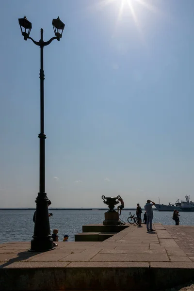 2021年7月16日 俄罗斯圣彼得堡 位于克伦施塔特的彼得罗夫斯基亚码头与太阳的交锋 — 图库照片