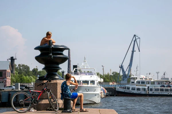 San Petersburgo Rusia Julio 2021 Niños Muelle Petrovsky Kranstadt Orilla — Foto de Stock