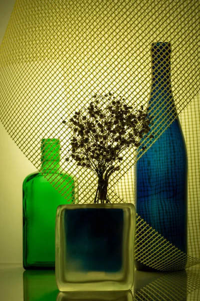Nature Morte Avec Des Bouteilles Verre Vase Avec Des Fleurs — Photo