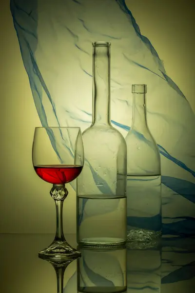 ガラス瓶やワイングラスとまだ生活 — ストック写真