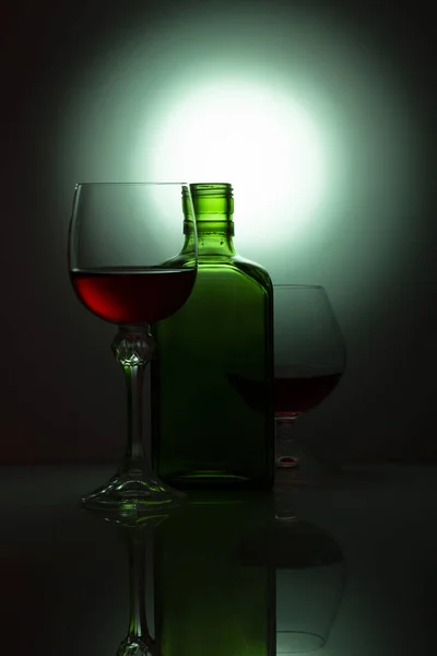 ガラス瓶やワイングラスと共に生きる — ストック写真