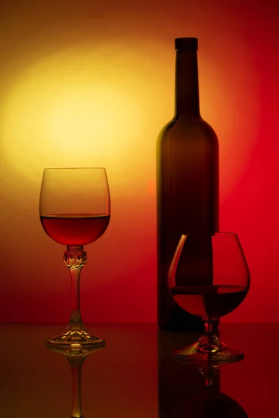 Νεκρή Φύση Γυάλινο Μπουκάλι Και Ποτήρια Κρασιού — Φωτογραφία Αρχείου