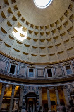 Roma, İtalya - 16 Ağustos 2019: Roma Tapınağı Panteonu Kubbesi
