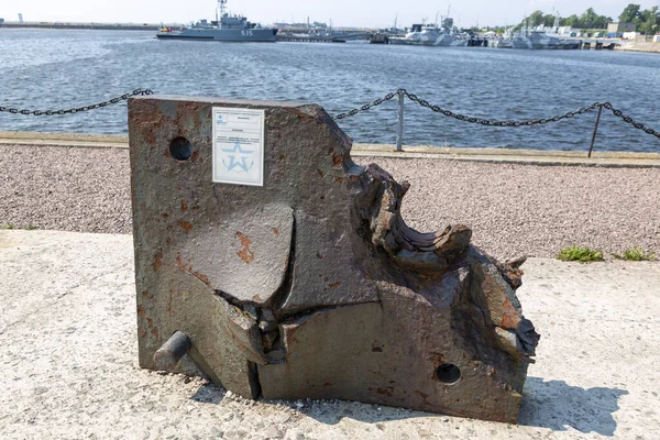 2021年7月16日 俄罗斯圣彼得堡 在圣彼得堡克伦施塔特 Kronstadt 的一个码头上的武器展示会上 用于测试穿甲炮弹的装甲板 — 图库照片