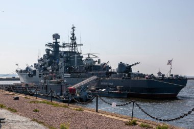 St. Petersburg, Rusya - 16 Temmuz 2021: Rus destroyer Bespokoyny Kronstadt, St. Petersburg 'daki rıhtımda