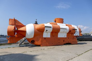 St. Petersburg, Rusya - 16 Temmuz 2021: Kronstadt, St. Petersburg 'daki rıhtımdaki silah sergisinde derin deniz denizaltısı AS-5' i kurtarmak