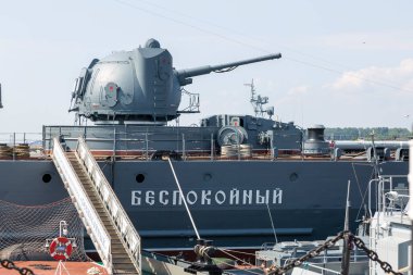 St. Petersburg, Rusya - 16 Temmuz 2021: Rus destroyeri Bespokoyny 'de Topçu Kurulumu St. Petersburg, Kronstadt' taki İskelede.