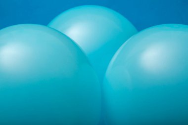 Üç şişirilmiş mavi balonun soyut arkaplanı