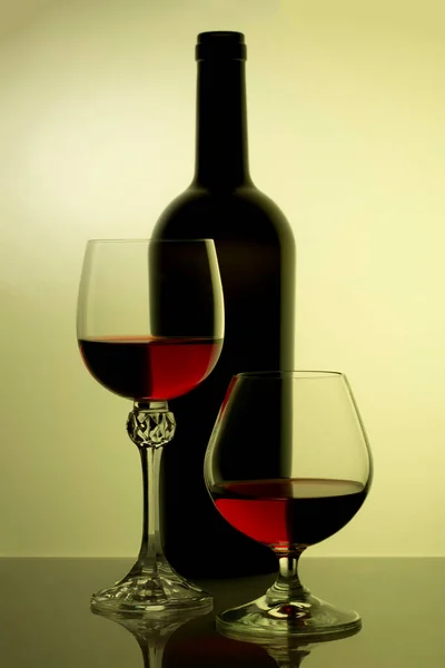 Zátiší Skleněnou Lahví Sklenicemi Víno — Stock fotografie