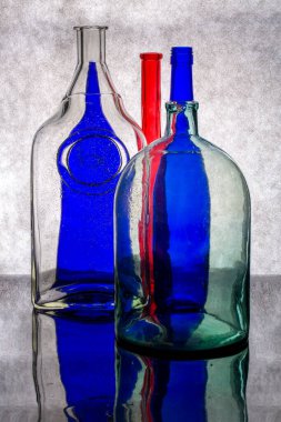 Gri arka planda cam renkli tabaklarla dolu bir hayat.