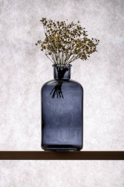 Bir vazo ve bir buket çiçekle durgun bir hayat