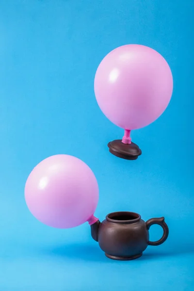 Δύο Ροζ Μπαλόνια Μια Τσαγιέρα Μπλε Φόντο — Φωτογραφία Αρχείου