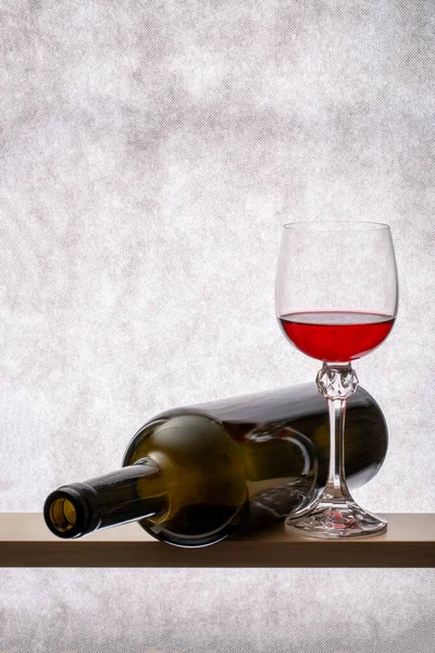 Natura Morta Con Una Bottiglia Vetro Bicchiere Vino Rosso — Foto Stock