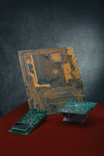Csendélet Számítógépekkel Vörös Asztalon — Stock Fotó