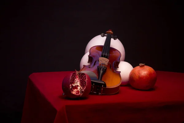 Still Life Violin Ripe Grenades Red Table — Stock Photo, Image